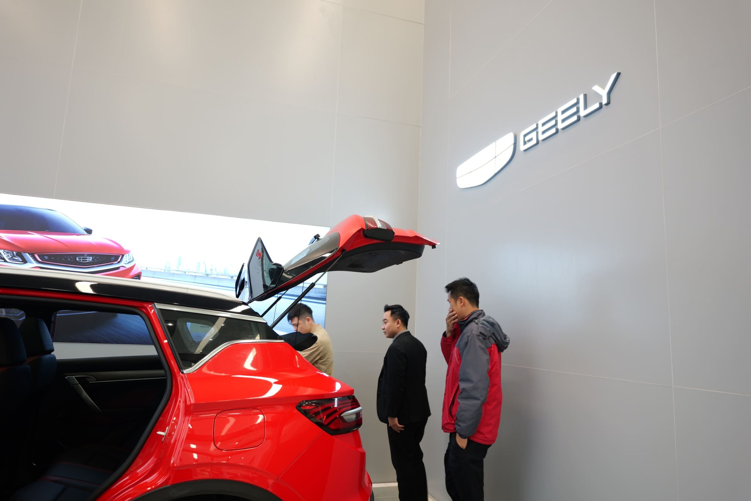 Đội ngũ Geely Hà Đông hỗ trợ khách hàng nhiệt tình