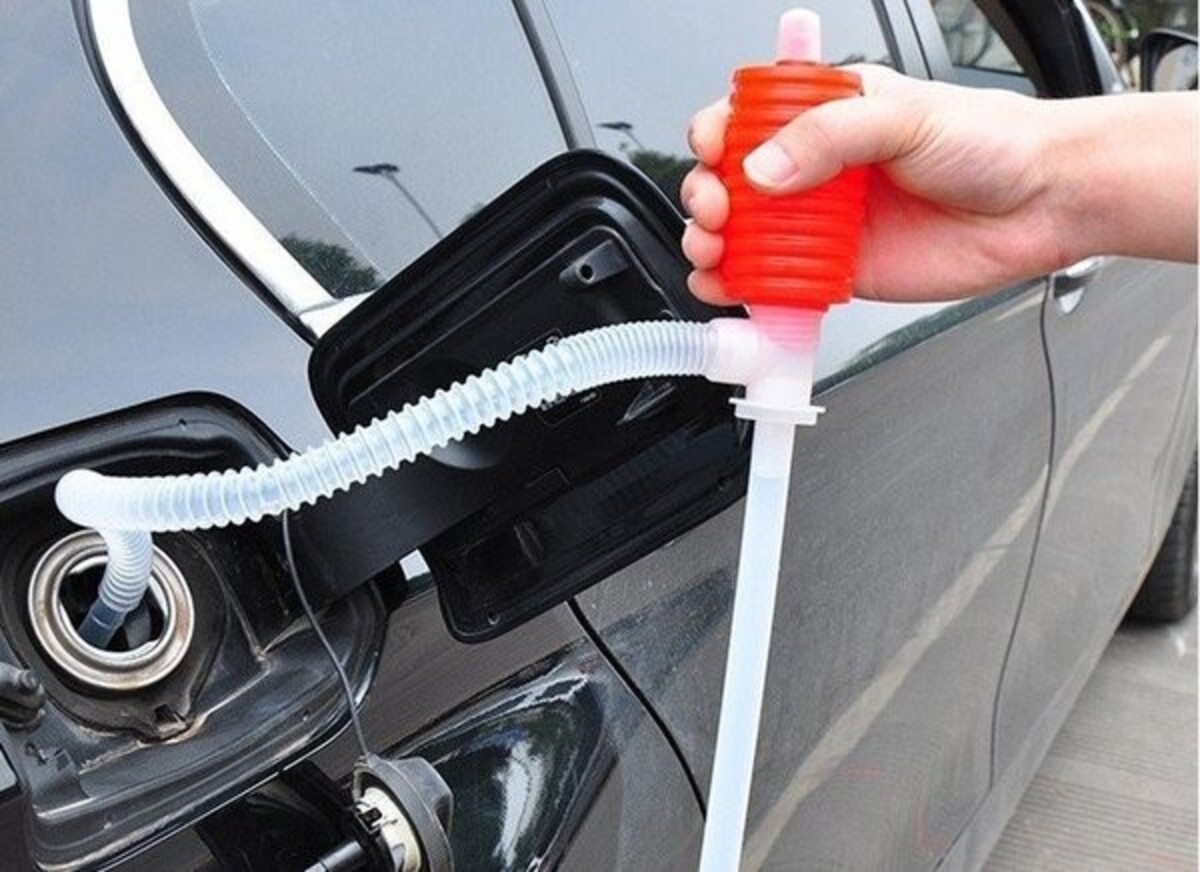 Sử dụng dụng cụ chuyên dụng để hút xăng xe